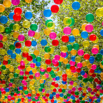CB7_8526 Les boulevards de Calais vont changer avec les décors de l'artiste portugaise Patricia Cunha. Du 28 mai au 30 septembre, des ballons et des franges de couleurs...