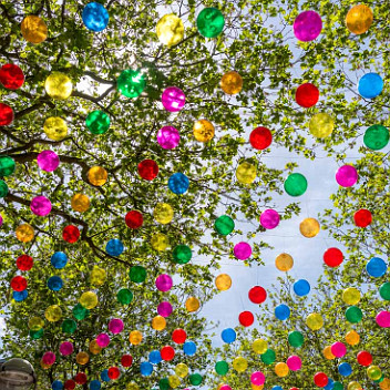 CB7_8541 Les boulevards de Calais vont changer avec les décors de l'artiste portugaise Patricia Cunha. Du 28 mai au 30 septembre, des ballons et des franges de couleurs...