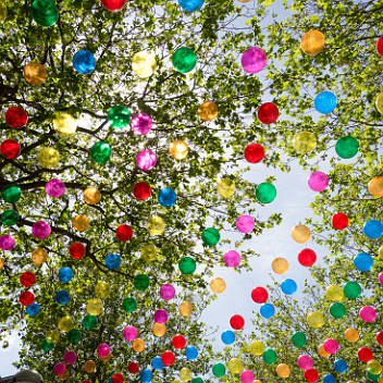 CB7_8542 Les boulevards de Calais vont changer avec les décors de l'artiste portugaise Patricia Cunha. Du 28 mai au 30 septembre, des ballons et des franges de couleurs...