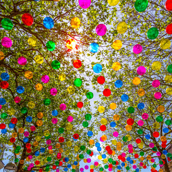 CB7_8549 Les boulevards de Calais vont changer avec les décors de l'artiste portugaise Patricia Cunha. Du 28 mai au 30 septembre, des ballons et des franges de couleurs...