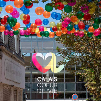 CB7_8581 Les boulevards de Calais vont changer avec les décors de l'artiste portugaise Patricia Cunha. Du 28 mai au 30 septembre, des ballons et des franges de couleurs...