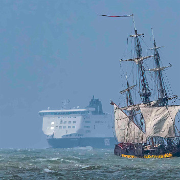 12 _CB74256_Shtandart et le Ferry arrivent à Calais sous le Vent Aout 2018