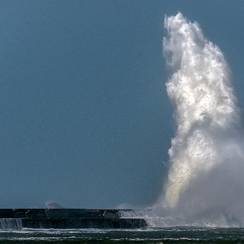 _CB76114_1 Le Fantome du gardien de Phare assis sur le blockhaus de la digue Carnot à Boulogne sur Mer;