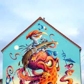 Membre des collectifs Osmoz-Colors et Nid d'Guêpes Posse, Julien Brouand alias Abys est l'auteur de «Pieuvre en fête», fresque haute en couleur peinte à l'occasion de l'édition 2023 du festival d'art urbain et de street art de Calais. 10 ème plus belle fresque française en 2023 par ABYS Boulevard Curie