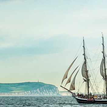 Morgenster à Sangatte Morgenster à Sangatte Le Morgenster est un brick (deux-mâts) hollandais, coque et pont acier, qui a rejoint les courses de grands voiliers après sa restauration...